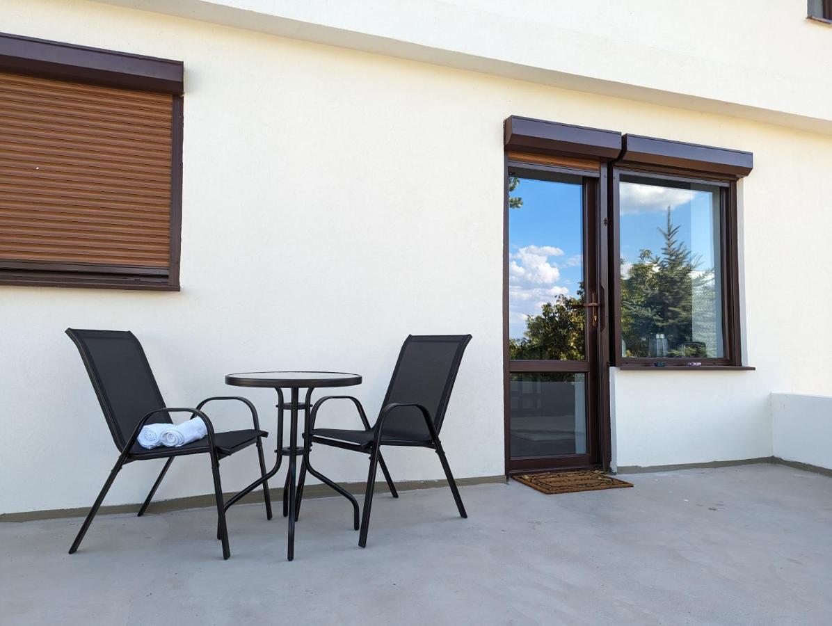 Horizon View Villa - Lakefront Terrace Suite Bükreş Dış mekan fotoğraf
